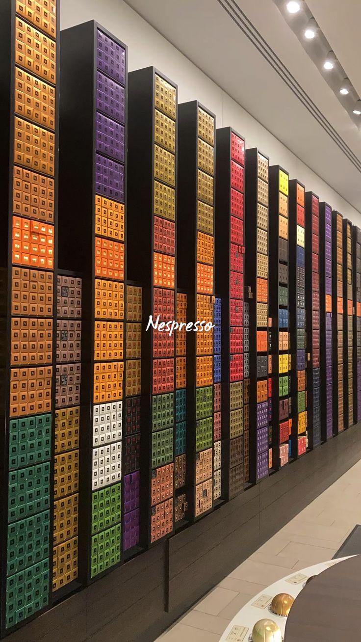 Nespresso boutique wand met capsuledozen